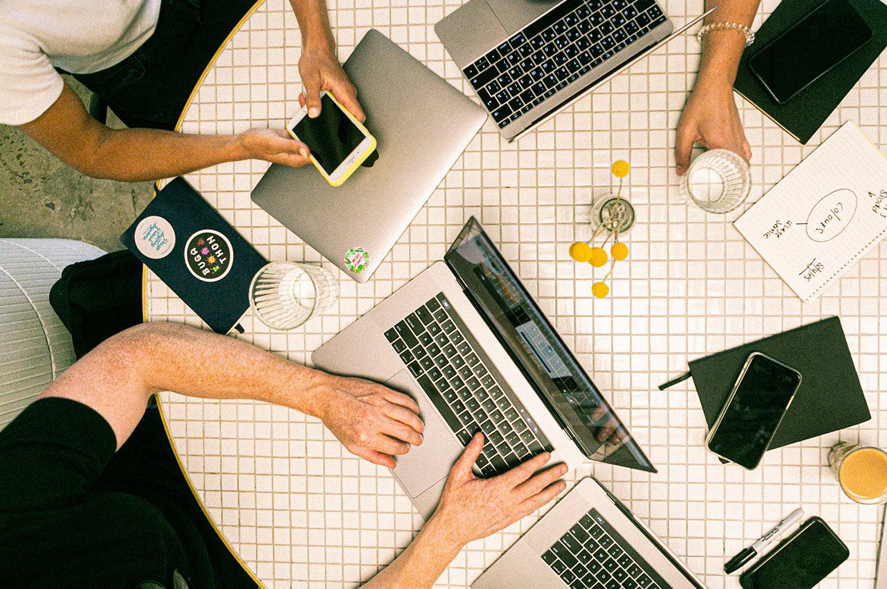 Contratar agência ou internalizar serviços de marketing digital?