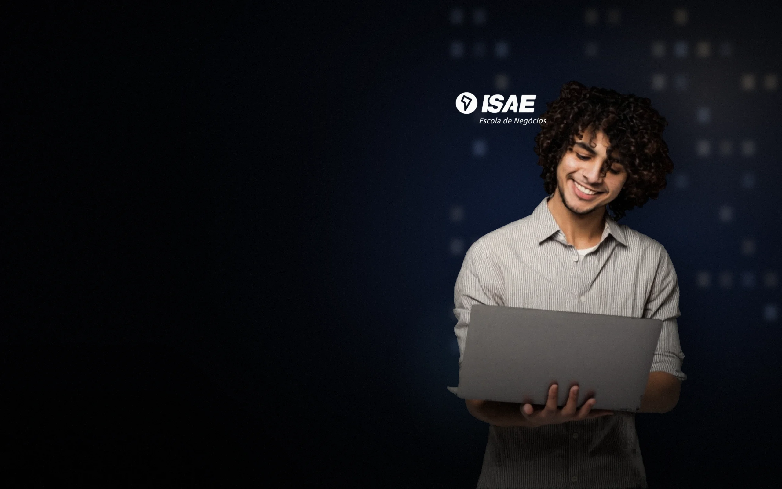 Jovem sorrindo enquanto usa um notebook, ao lado do logo do ISAE